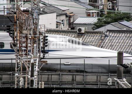 Shikansen Zug verlassen Bahnhof Japan Stockfoto