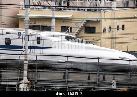 Shikansen Zug verlassen Bahnhof Japan Stockfoto