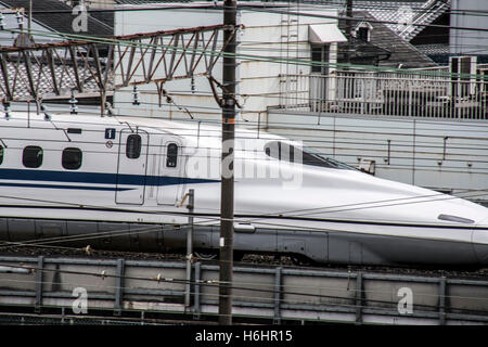 Shikansen Zug verlassen Bahnhof Japan Stockfoto