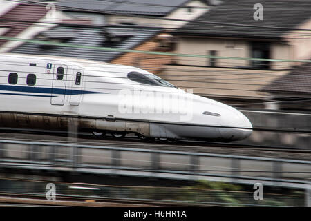 Shikansen Zug verlassen Bahnhof Japan Stockfoto