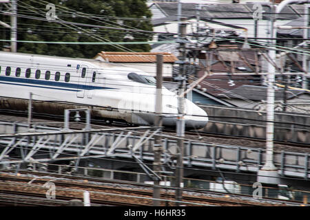 Shikansen Zug verlassen Bahnhof Japan Stockfoto