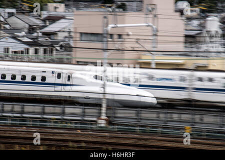 Shikansen Zug verlassen Bahnhof Japan Stockfoto