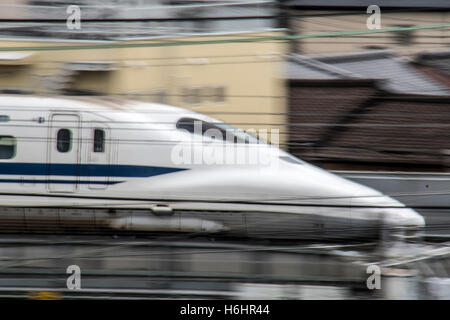 Shikansen Zug verlassen Bahnhof Japan Stockfoto