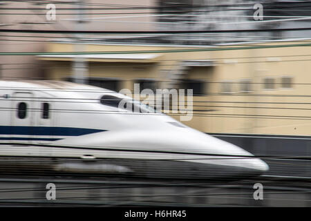 Shikansen Zug verlassen Bahnhof Japan Stockfoto