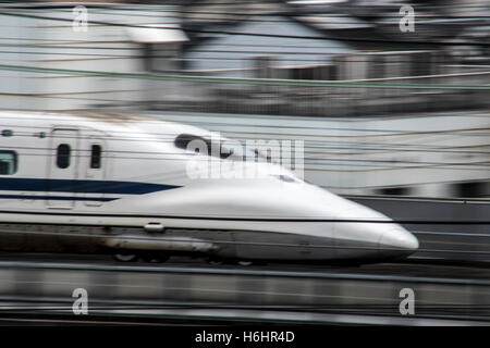 Shikansen Zug verlassen Bahnhof Japan Stockfoto