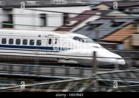 Shikansen Zug verlassen Bahnhof Japan Stockfoto