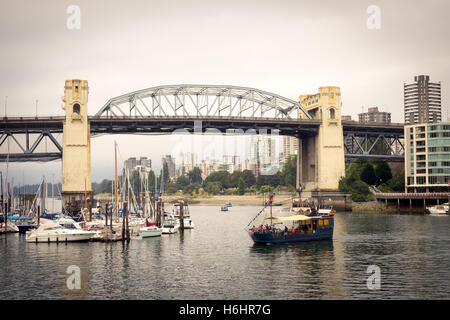 Ein Blick auf die Burrard Street Bridge in Vancouver, British Columbia, Kanada. Stockfoto