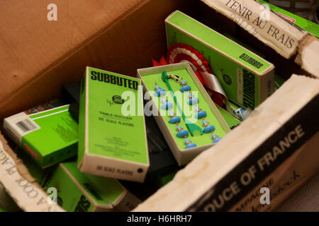 Boxen, die von alten Subbuteo Teams, im Bild im Speicher und eröffnete in Leeds, West Yorkshire, Großbritannien. Stockfoto