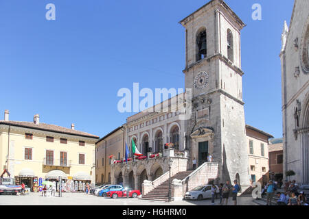 Die Piazza San Benedetto in Norcia, Umbrien, Italien. Die Stadt ist stark von Erdbeben im Jahr 2016, von denen die letzte OC getroffen worden Stockfoto