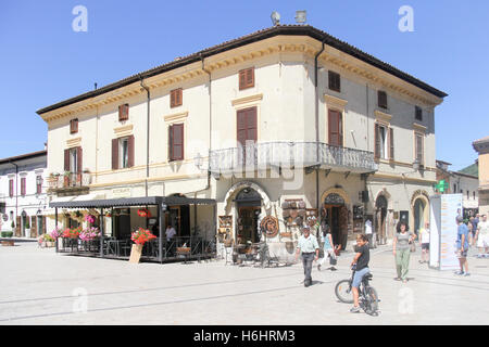 Die Piazza San Benedetto in Norcia, Umbrien, Italien. Die Stadt ist stark von Erdbeben im Jahr 2016, von denen die letzte OC getroffen worden Stockfoto