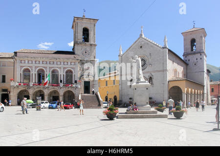 Die Piazza San Benedetto in Norcia, Umbrien, Italien.  Die Stadt ist stark von Erdbeben im Jahr 2016, von denen die letzte auf O getroffen worden Stockfoto