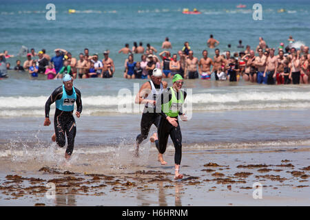 Die jährliche Pier Pub Freiwasserschwimmen Rennen in Lorne. Victoria, Australien. Stockfoto