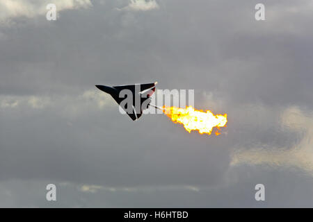 RAAF F111 Fuel Dump und brennen bei der Australian International Airshow 2007. Avalon Airport, Victoria, Australien. Stockfoto