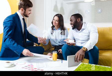 Angenehme professionelle Geschäftsleute diskutieren Projekt Stockfoto