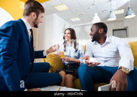 Angenehme Kolleginnen und Kollegen diskutieren Projekt Stockfoto