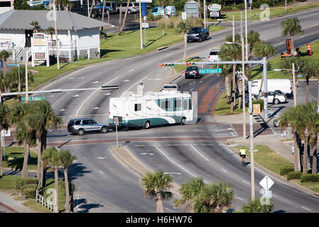 Pensacola Beach Florida USA Übersicht über eine RV Abschleppen eines Autos über eine Kreuzung mit einer Ampel gesteuert Stockfoto