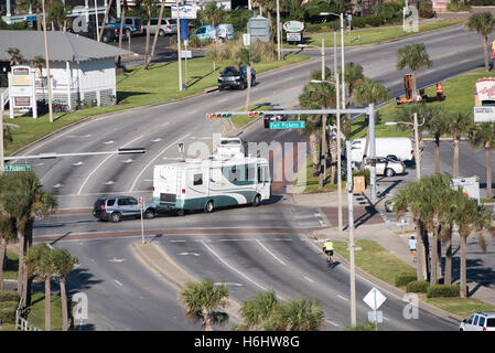 Pensacola Beach Florida USA Übersicht über eine RV Abschleppen eines Autos über eine Kreuzung mit einer Ampel gesteuert Stockfoto