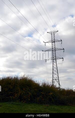 Hochspannungs Strommasten auf dem Lande Gaumaise Stockfoto