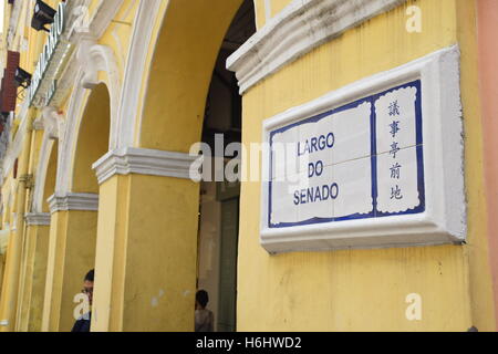 Largo Senado Straße Zeichen und gelbe Wand auf den Straßen von Macau, China Stockfoto