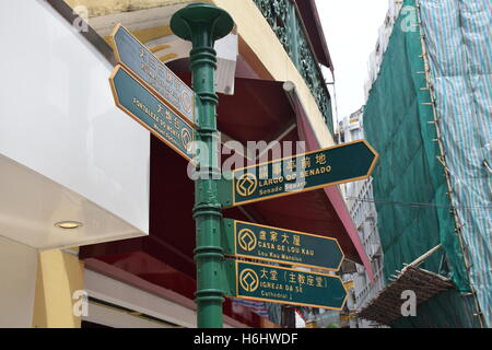 Straßenschilder in Chinesisch, Englisch und Portugiesisch auf den Straßen von Macau, china Stockfoto