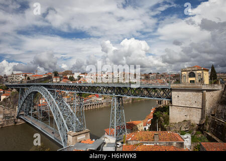 Dom Luis Brücke ich über Douro-Fluss zwischen Porto und Vila Nova De Gaia in Portugal Stockfoto