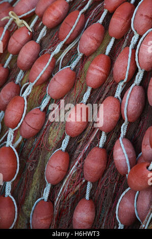 Kunststoff-Box voller rot-weiß net, riesige Schwimmer Nylonseil verwendet in Fischerei-Industrie gestrickte Nylon Netze Polystyrol Schwimmer Fischen. Stockfoto