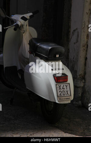 Old-fashioned, geparkt, besondere, alte, Motorrad, Motor, Motorrad, angetrieben, Rennen, Retro-Stil, Scooter, retro, restauriert, 50er Jahre. Stockfoto