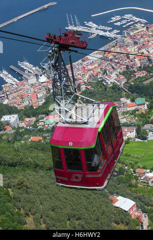 Rot lila Seilbahnfahrt in der Nähe von Sorrent Italien, macht Sie denken, wie gut es italienische engineering Sicherheit Aufzeichnungen etc.. Stockfoto