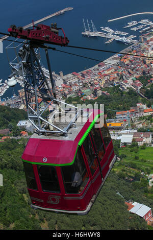 Rot lila Seilbahnfahrt in der Nähe von Sorrent Italien, macht Sie denken, wie gut es italienische engineering Sicherheit Aufzeichnungen etc.. Stockfoto