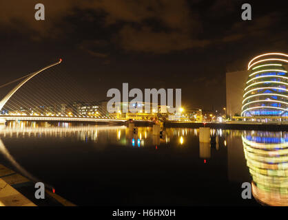 DUBLIN-SEPT. 21: Samuel Beckett Bridge ist über Fluss Liffy mit modernen Kongresszentrum in Dublin, Irland, Europa auf Sep gesehen Stockfoto