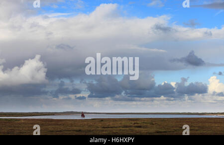 Segelboot aus dem Hafen von Burnham Overy Staithe nach Scolt Head reist. Stockfoto