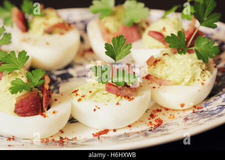 Russische Eier Vorspeise mit Avocado und Speck Stockfoto