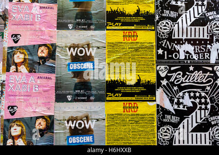 Fliegen Sie Plakate lokale Veranstaltungen in Englisch und Spanisch an der Wand Stockfoto