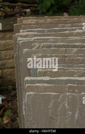 Indische Stein Schieferplatten sind gebrauchsfertig für die Verlegung einer neuen Terrasse gestapelt. Stockfoto