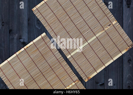 Holz Bambusmatte auf Tisch, Ansicht von oben Stockfoto