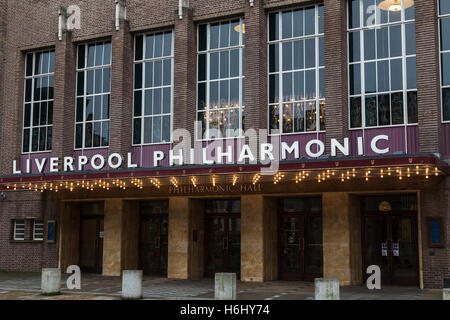 Haupteingang zum Liverpool Philharmonic, Grade II aufgeführten Konzertsaal im Besitz der Royal Liverpool Philharmonic Society. Stockfoto