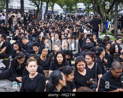 Bangkok, Thailand. 29. Oktober 2016. Trauernden Line-up auf Sanam Luang und warten auf den großen Palast zu Ehren des verstorbenen Königs eingehen. Samstag war der erste Tag Thais konnte Hommage an der Beerdigung Urn des späten Bhumibol Adulyadej, König von Thailand, im Dusit Maha Prasart Thronsaal im Grand Palace. Bildnachweis: ZUMA Press, Inc./Alamy Live-Nachrichten Stockfoto