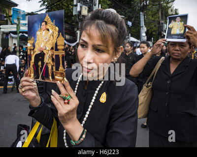 Bangkok, Thailand. 29. Oktober 2016. Personen, die Fotos von der späten Bhumibol Adulyadej, der König von Thailand, während sie in den großen Palast zu Ehren seiner Majestät Datei. Samstag war der erste Tag Thais konnte Hommage an der Beerdigung Urn des späten Bhumibol Adulyadej, König von Thailand, im Dusit Maha Prasart Thronsaal im Grand Palace. Bildnachweis: ZUMA Press, Inc./Alamy Live-Nachrichten Stockfoto