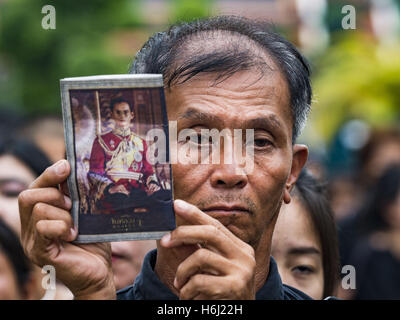 Bangkok, Thailand. 29. Oktober 2016. Ein Mann hält ein Bild von Bhumibol Adulyadej, der König von Thailand, während er in der Grand Palace, eine Hommage an den King Dateien. Samstag war der erste Tag Thais konnte Hommage an der Beerdigung Urn des späten Bhumibol Adulyadej, König von Thailand, im Dusit Maha Prasart Thronsaal im Grand Palace. Bildnachweis: ZUMA Press, Inc./Alamy Live-Nachrichten Stockfoto