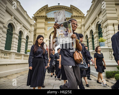 Bangkok, Thailand. 29. Oktober 2016. Ein Mann hält ein Bild von Bhumibol Adulyadej, der König von Thailand, während er den Grand Palace, eine Hommage an den König betritt. Samstag war der erste Tag Thais konnte Hommage an der Beerdigung Urn des späten Bhumibol Adulyadej, König von Thailand, im Dusit Maha Prasart Thronsaal im Grand Palace. Bildnachweis: ZUMA Press, Inc./Alamy Live-Nachrichten Stockfoto