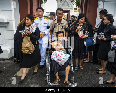 Bangkok, Thailand. 29. Oktober 2016. Thais lassen den Grand Palace, nachdem sie eine Hommage an den späten Bhumibol Adulyadej, der König von Thailand bezahlt. Samstag war der erste Tag Thais konnte Hommage an der Beerdigung Urn des späten Bhumibol Adulyadej, König von Thailand, im Dusit Maha Prasart Thronsaal im Grand Palace. Bildnachweis: ZUMA Press, Inc./Alamy Live-Nachrichten Stockfoto