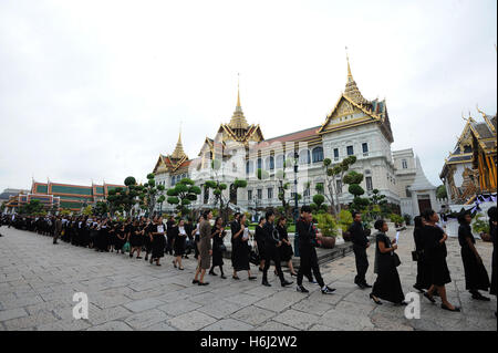 Bangkok, Thailand. 29. Oktober 2016. Trauernde Zahlen Respekt zum späten thailändischen Königs Bhumibol Adulyadej bei dem Dusit Maha Prasat Kaisersaal in Bangkok, Thailand, 29. Oktober 2016. Bildnachweis: Rachen Sageamsak/Xinhua/Alamy Live-Nachrichten Stockfoto