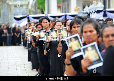 Bangkok, Thailand. 29. Oktober 2016. Trauernde Zahlen Respekt zum späten thailändischen Königs Bhumibol Adulyadej bei dem Dusit Maha Prasat Kaisersaal in Bangkok, Thailand, 29. Oktober 2016. Bildnachweis: Rachen Sageamsak/Xinhua/Alamy Live-Nachrichten Stockfoto