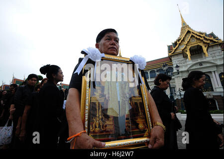 Bangkok, Thailand. 29. Oktober 2016. Trauernde Zahlen Respekt zum späten thailändischen Königs Bhumibol Adulyadej bei dem Dusit Maha Prasat Kaisersaal in Bangkok, Thailand, 29. Oktober 2016. Bildnachweis: Rachen Sageamsak/Xinhua/Alamy Live-Nachrichten Stockfoto