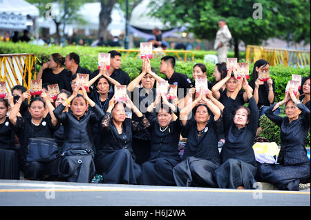 Bangkok, Thailand. 29. Oktober 2016. Trauernde Zahlen Respekt zum späten thailändischen Königs Bhumibol Adulyadej bei dem Dusit Maha Prasat Kaisersaal in Bangkok, Thailand, 29. Oktober 2016. Bildnachweis: Rachen Sageamsak/Xinhua/Alamy Live-Nachrichten Stockfoto