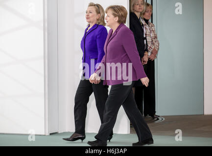 Berlin, Deutschland. 14. April 2011. German chancellor Angela Merkel (R) und US-Außenministerin Hillary Clinton kommen auf einer Pressekonferenz in Berlin, Deutschland, 14. April 2011. Foto: MICHAEL KAPPELER/Dpa/Alamy Live News Stockfoto