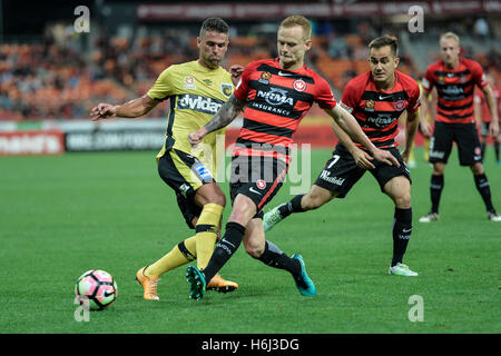 Makellos Stadion, Sydney, Australien. 29. Oktober 2016. Hyundai A-League Fußball. Western Sydney Wanderers gegen Central Coast Mariners. Wanderers Verteidiger Jack Clisby befasst sich mit Mariners vorwärts Fabio Ferreira. Das Spiel endete mit einem 1: 1-Unentschieden. Bildnachweis: Aktion Plus Sport/Alamy Live-Nachrichten Stockfoto