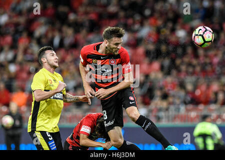 Makellos Stadion, Sydney, Australien. 29. Oktober 2016. Hyundai A-League Fußball. Western Sydney Wanderers gegen Central Coast Mariners. Wanderers Verteidiger Robert Cornthwaite geht enger mit einem Kopfball. Das Spiel endete mit einem 1: 1-Unentschieden. Bildnachweis: Aktion Plus Sport/Alamy Live-Nachrichten Stockfoto