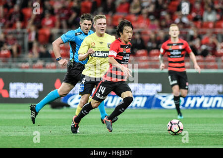 Makellos Stadion, Sydney, Australien. 29. Oktober 2016. Hyundai A-League Fußball. Western Sydney Wanderers gegen Central Coast Mariners. Wanderers Mittelfeldspieler Jumpei Kusukami durchbricht Mittelfeld. Das Spiel endete mit einem 1: 1-Unentschieden. Bildnachweis: Aktion Plus Sport/Alamy Live-Nachrichten Stockfoto