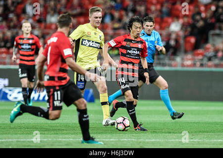 Makellos Stadion, Sydney, Australien. 29. Oktober 2016. Hyundai A-League Fußball. Western Sydney Wanderers gegen Central Coast Mariners. Wanderers Mittelfeldspieler Jumpei Kusukami geht auf Brendan Santalab. Das Spiel endete mit einem 1: 1-Unentschieden. Bildnachweis: Aktion Plus Sport/Alamy Live-Nachrichten Stockfoto